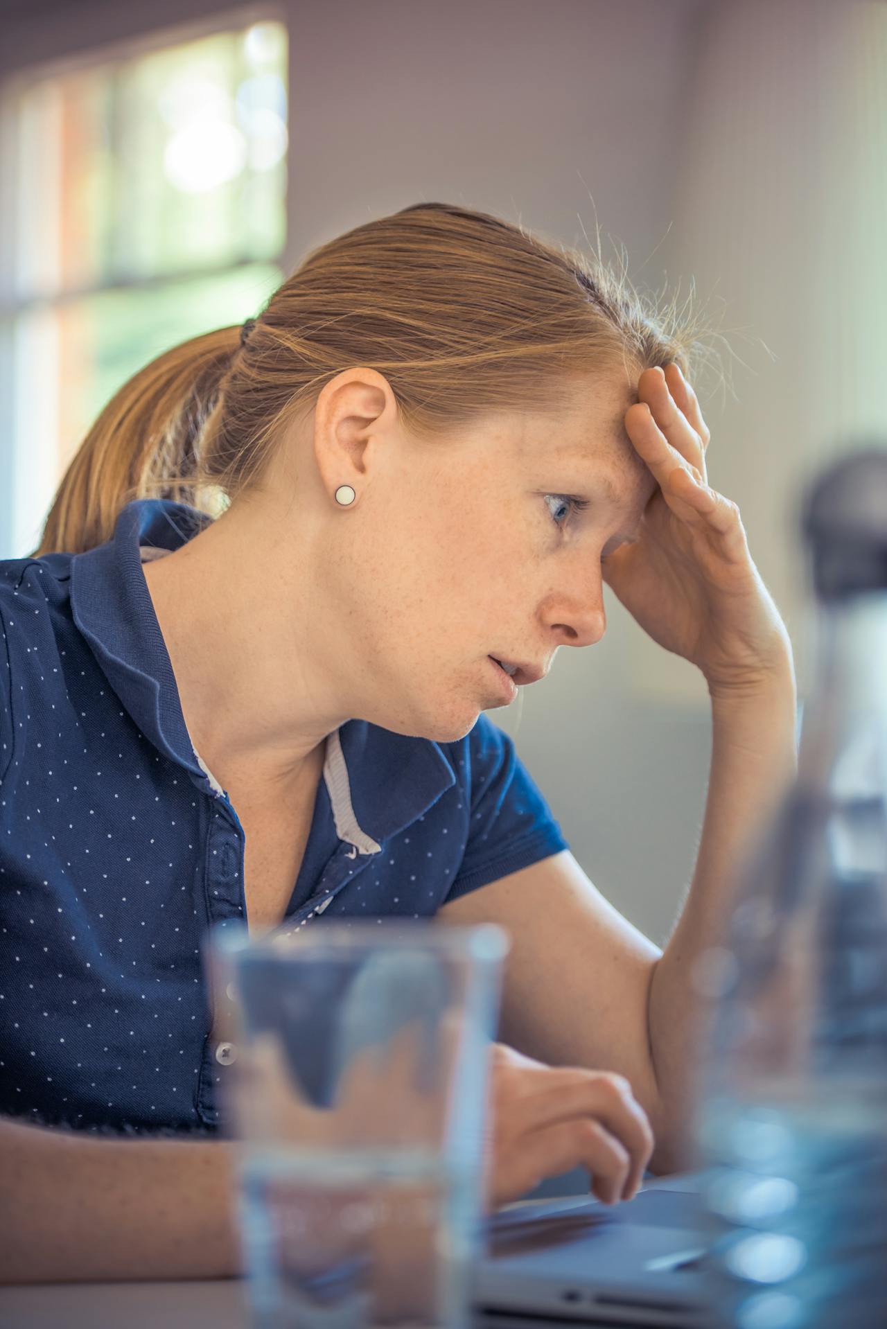 Wakker worden met hoofdpijn: oorzaken en oplossingen