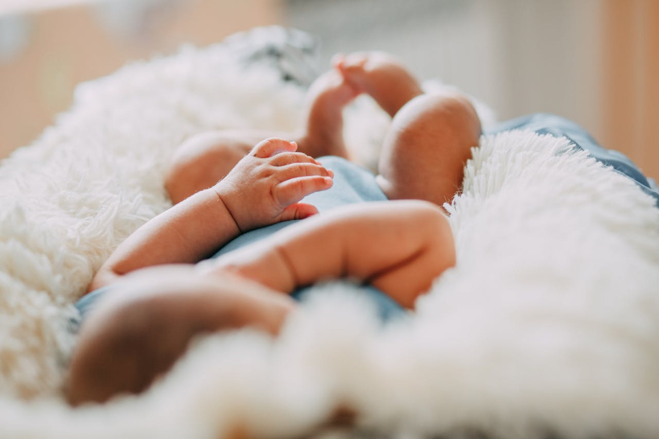 Veiligheid bij een baby op zij slapen: wat elke ouder moet weten
