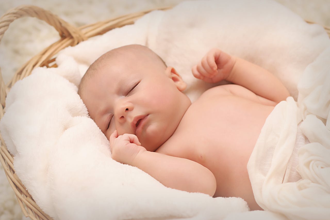 Waarom je baby beter niet op de buik kan slapen