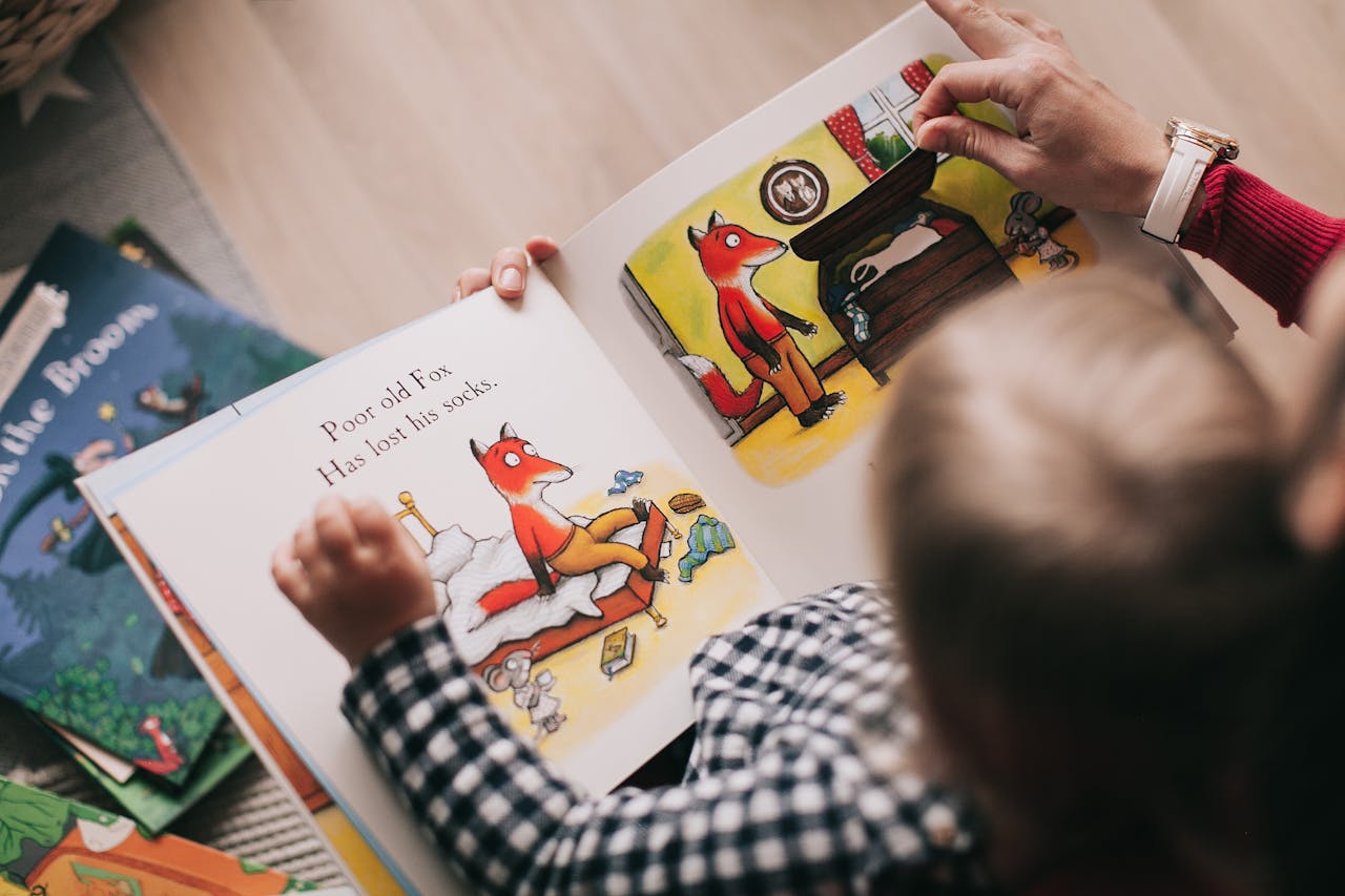 Waarom een verhaaltje voor het slapen gaan kinderen helpt ontspannen